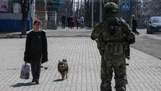 Российский военнослужащий патрулирует центр Волновахи.